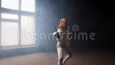 一位身穿白色防护服、头发蓬松的年轻女子击剑运动员，表演基本的进攻动作